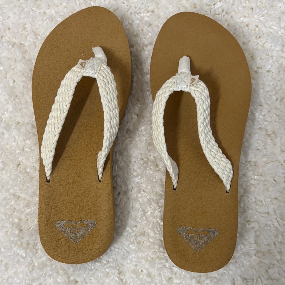 Roxy Tan and Cream Flip Flops size 11 fits 10
